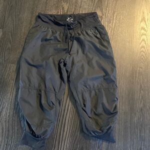 🍍NIKE WIND CAPRI🍍SIZE SMALL🍍POCKETS🍍A-1